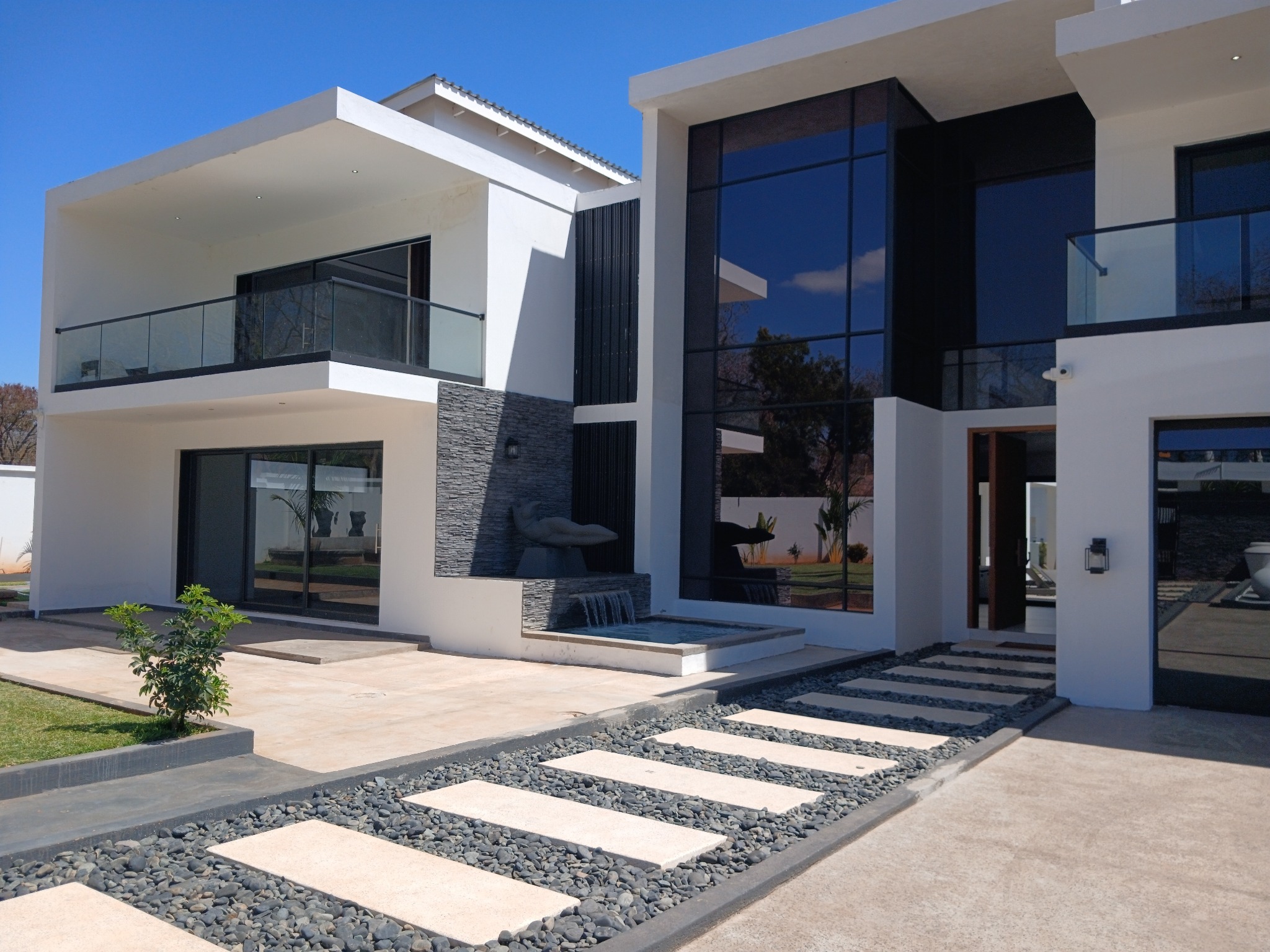 Modern architectural residence